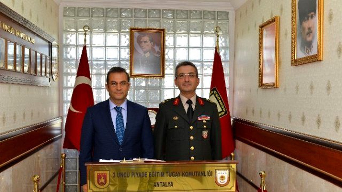 Vali Türker, Garnizon Komutanı Kaya\'yı Ziyaret Etti