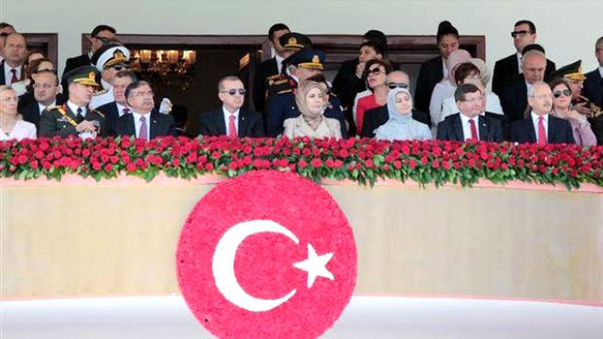 30 Ağustos Töreninde Davutoğlu ve Kılıçdaroğlu'nun Dikkat Çeken Sohbeti