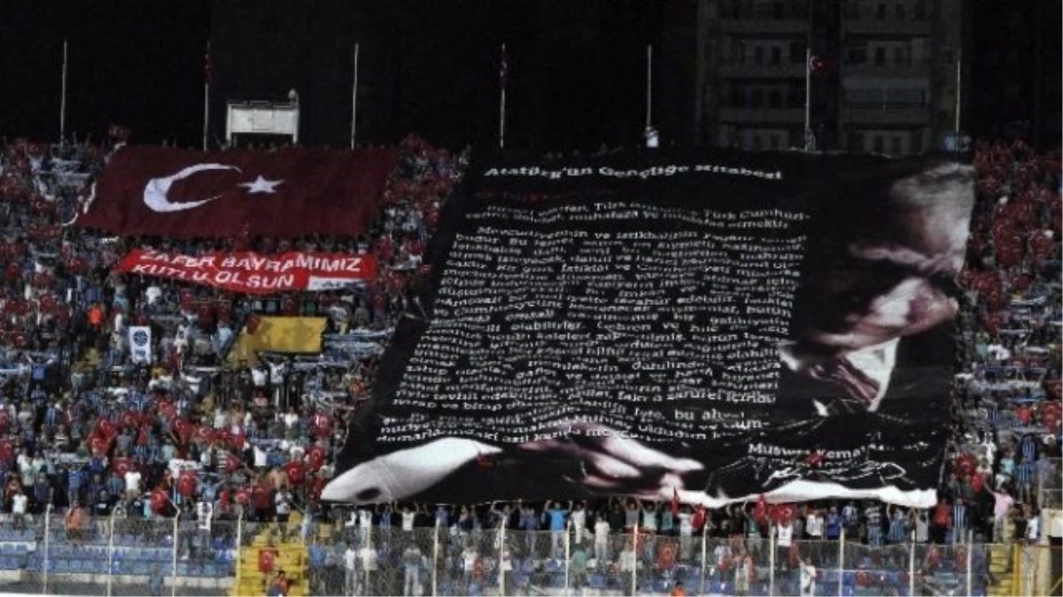 Adana Demirspor Taraftarlarından Atatürk\'ün Gençliğe Hitabesi Pankartı