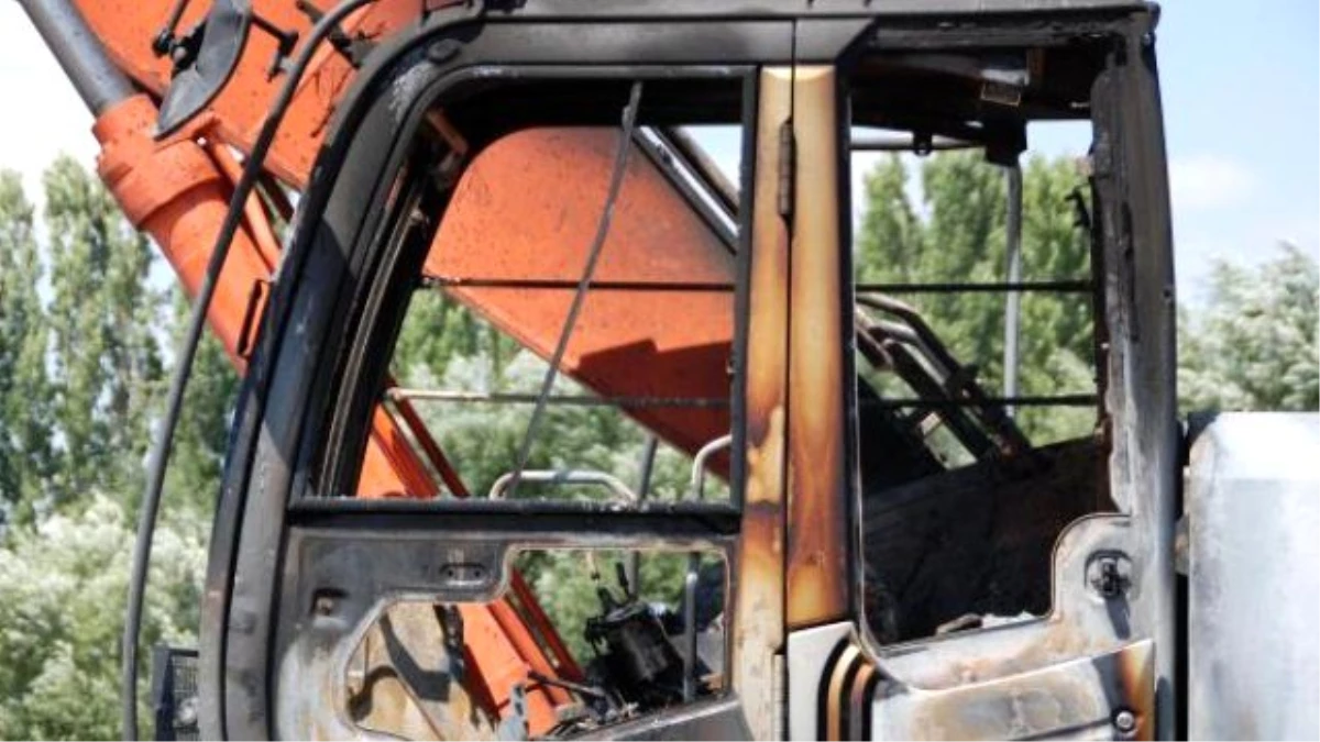 Ağrı\'da Okulun Temelini Kazan Bir İş Makinesi Yakıldı