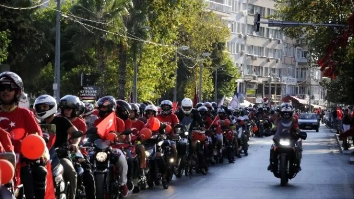 Antalya\'da 500 Motorcudan Terör Protestosu