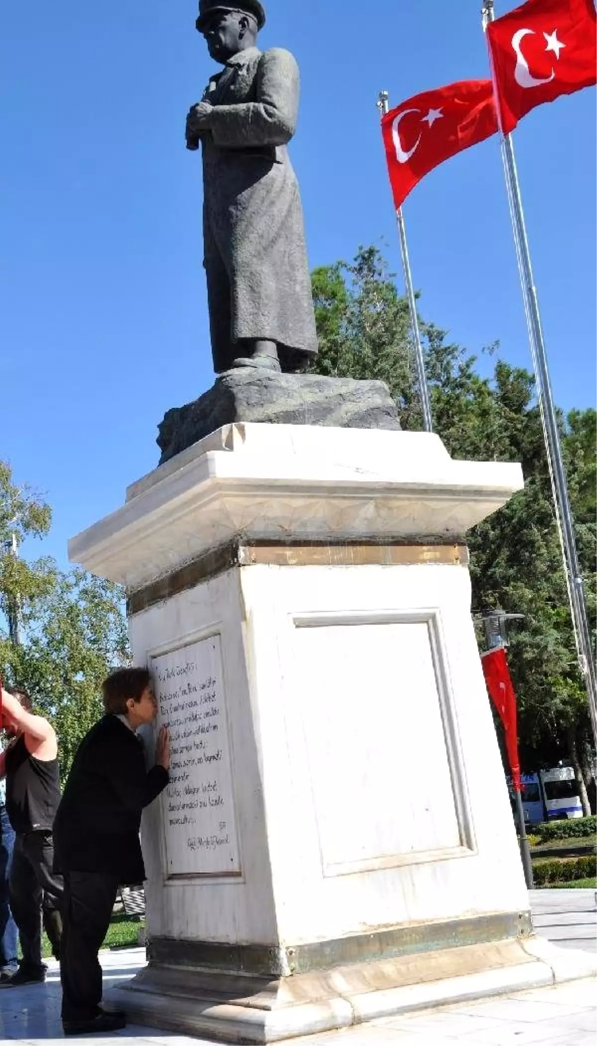 Atatürk Anıtı Kaidesini Öpüp Dua Etti