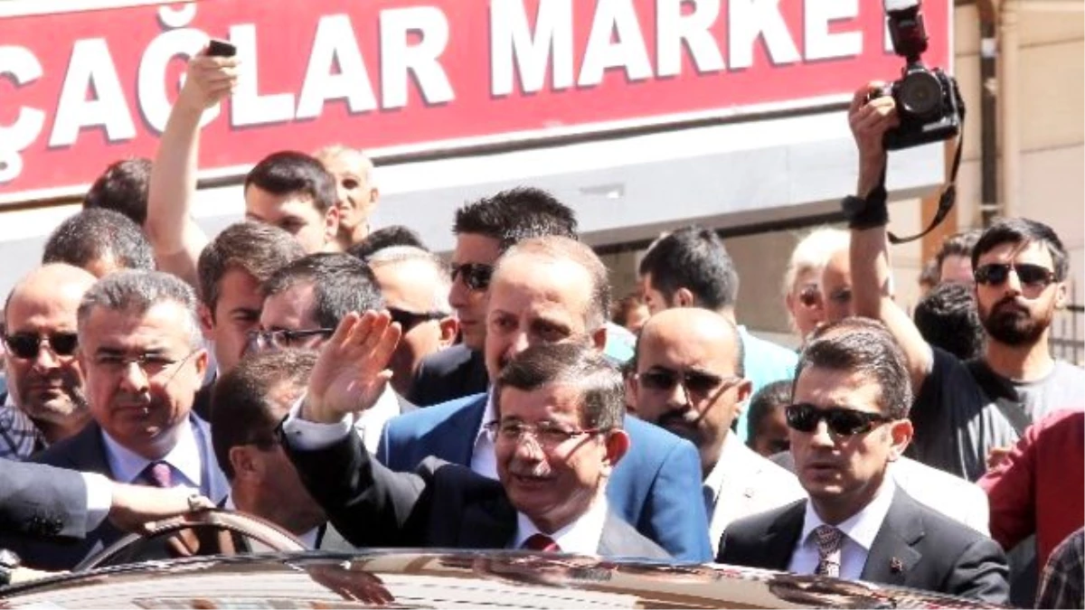 Başbakan Davutoğlu\'ndan Şehit Polisin Evine Taziye Ziyareti