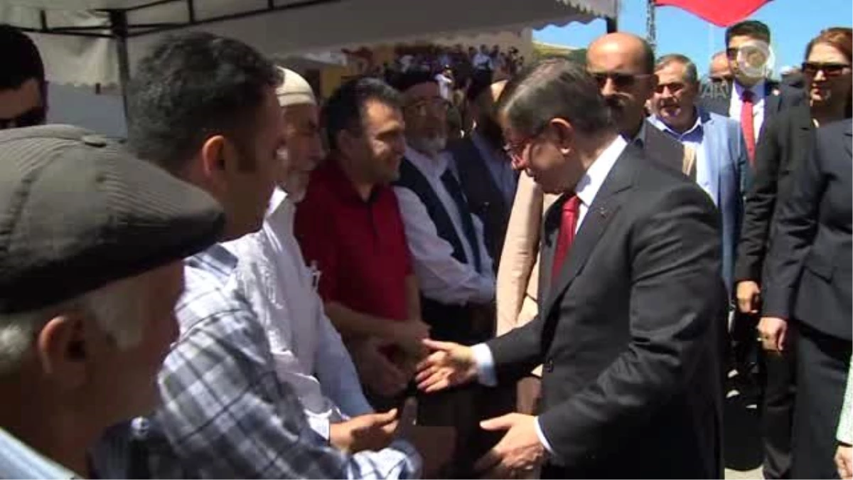 Başbakan Davutoğlu, Şehit Ailesini Ziyaret Etti