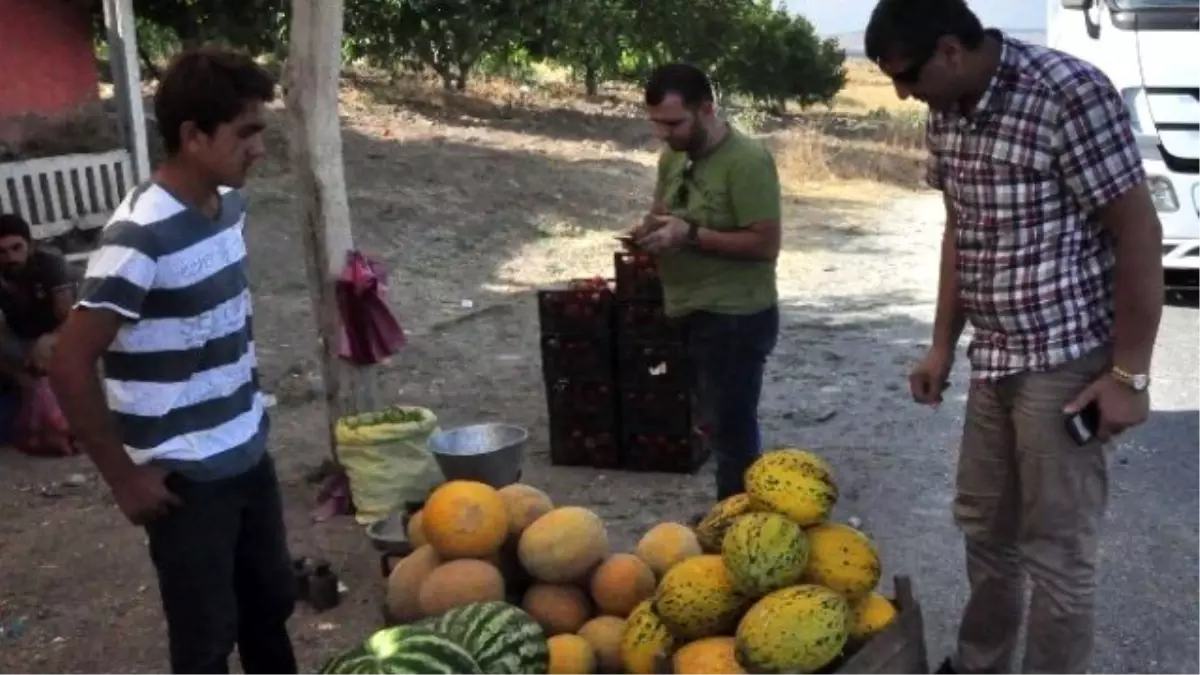 Bitlis\'in Yol Kenarı Manavları Müşteri Bekliyor