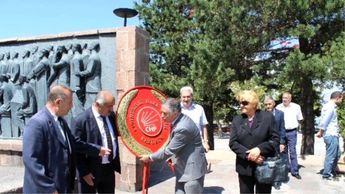 CHP Erzurum İl Başkanlığı Atatürk Anıtına Çelenk Sundu