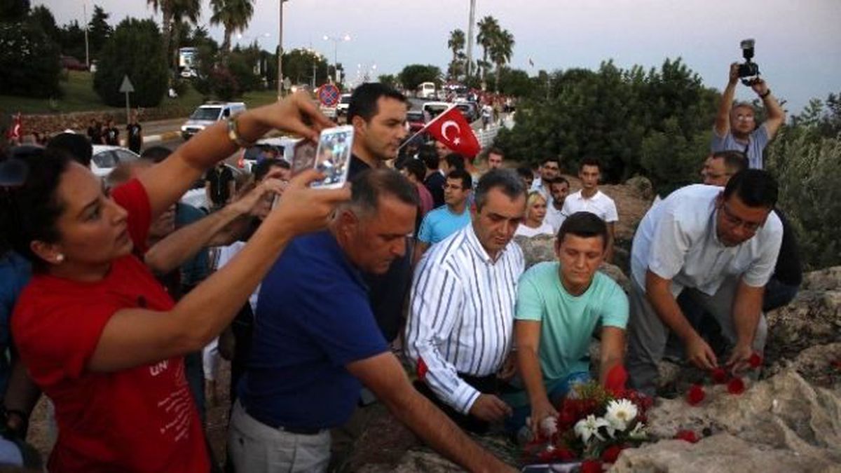 CHP Gençlik Kolları Zafer Bayramını Denizde Kutladı