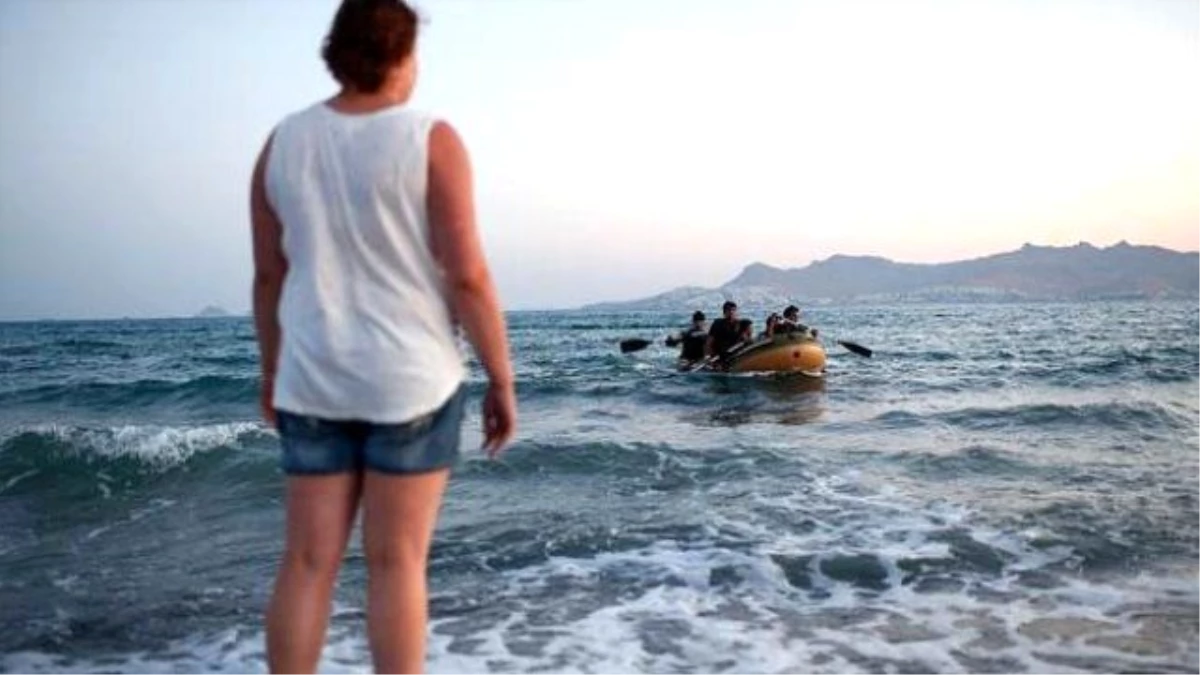 Ege Denizi\'nde Bir Mülteci Vuruldu, Üç Türk İnsan Kaçakçısı Tutuklandı