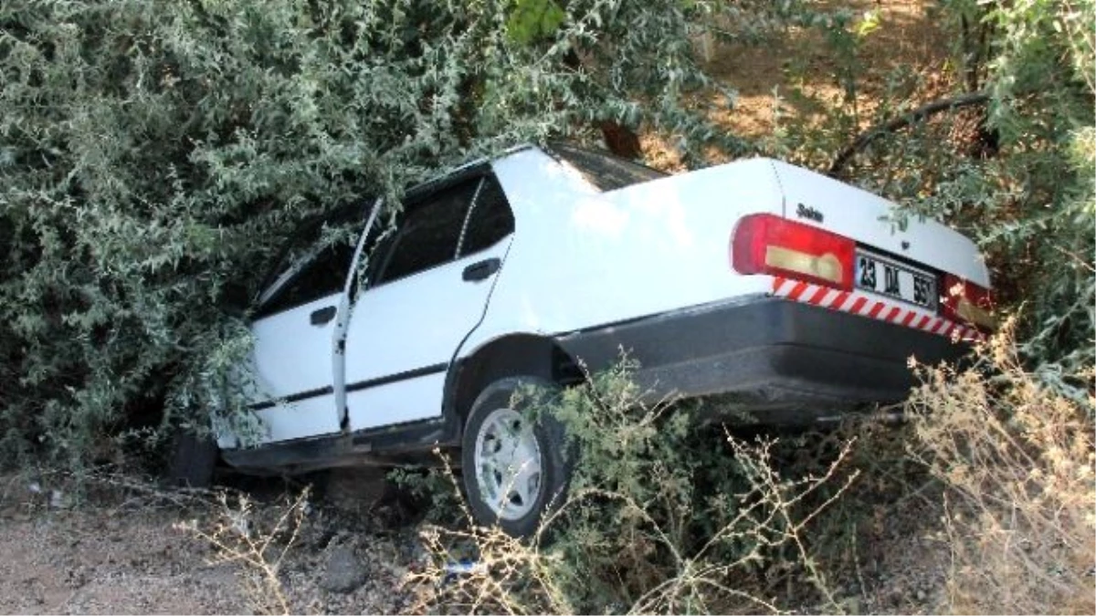 Elazığ\'da Otomobil Şarampole Uçtu: 3 Yaralı