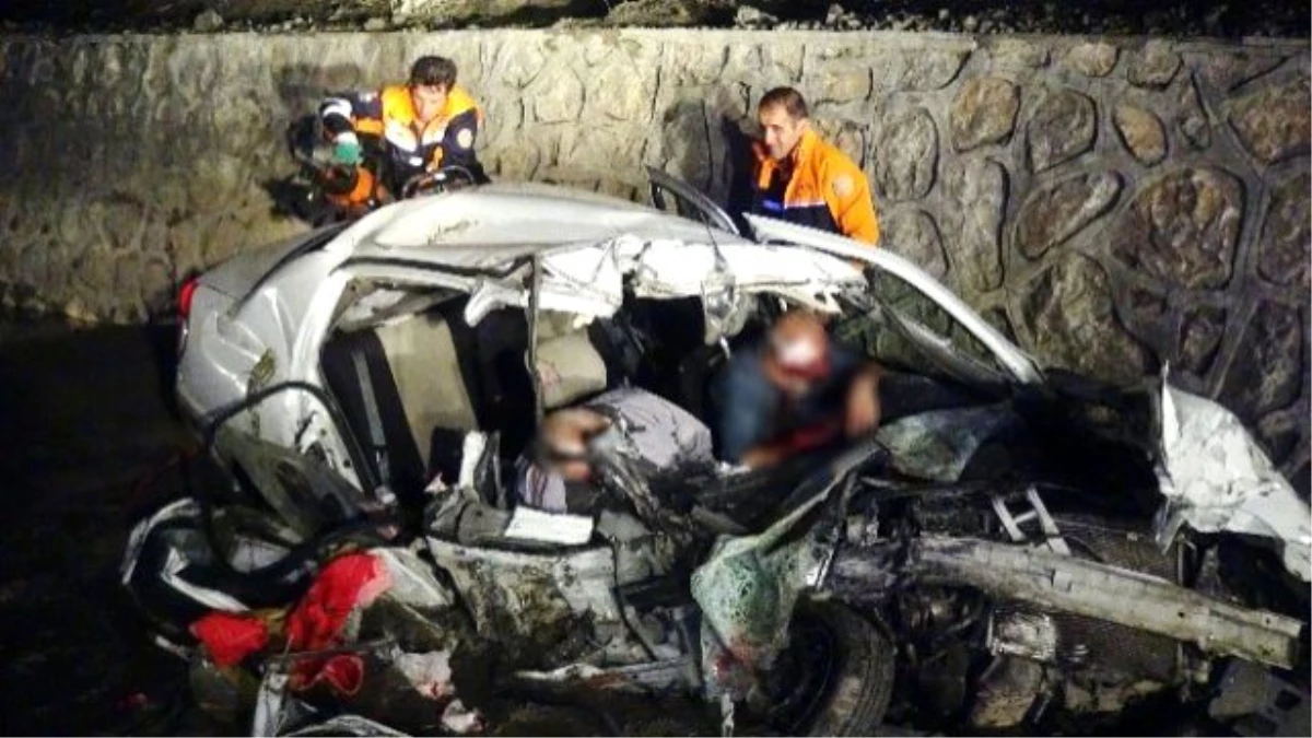 Erzincan\'da Otomobil ile Tır Çarpıştı: 5 Ölü, 2 Ağır Yaralı