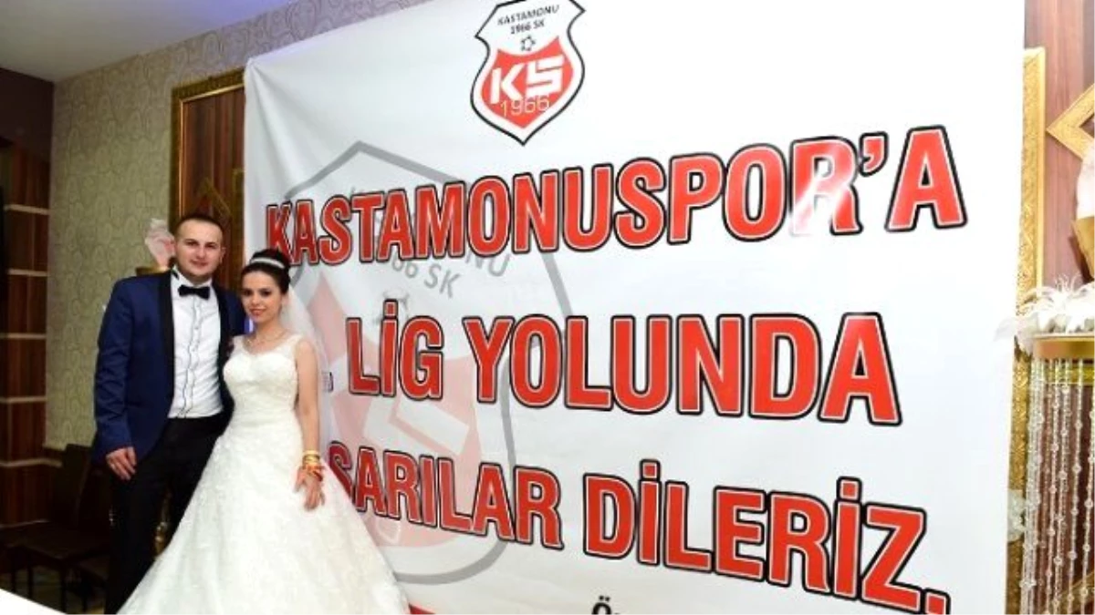Fanatik Çift, Düğünlerinde Kastamonuspor\'a Başarılar Diledi