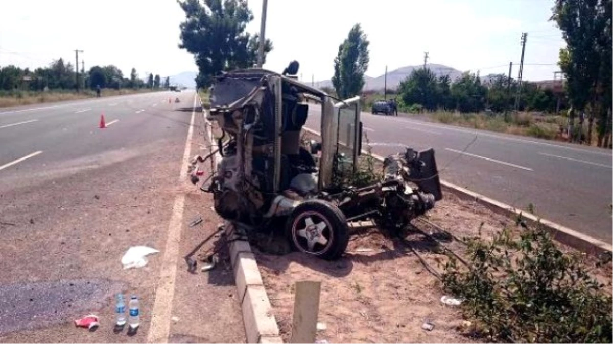 Hurdaya Dönen Otomobilde Aynı Aileden 4 Kişi Yaralandı