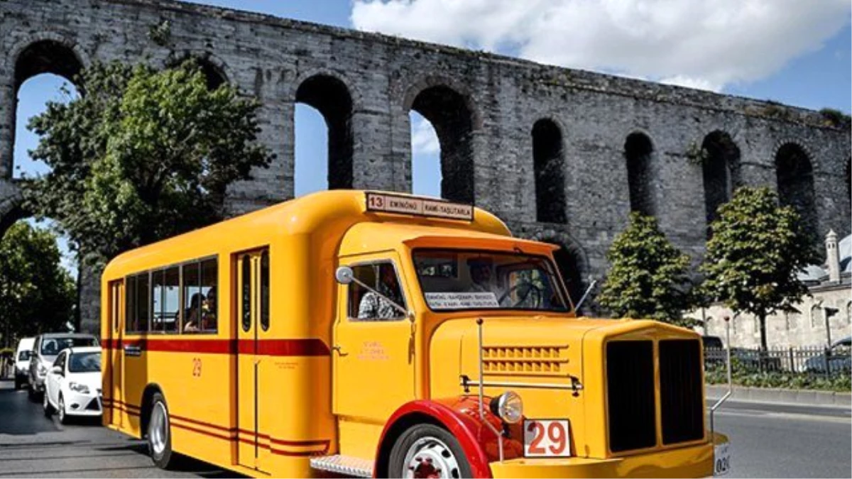 İETT\'nin Nostalji Otobüsleri İstanbul Sokaklarına Döndü