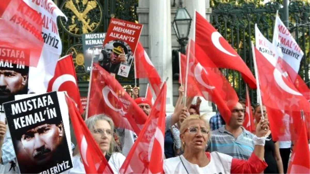 İstiklal Caddesi\'nde 30 Ağustos ve Yarbay Mehmet Alkan Yürüyüşü