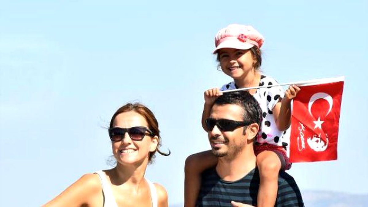İzmir\'de Zafer Bayramı\'na Buruk Kutlama