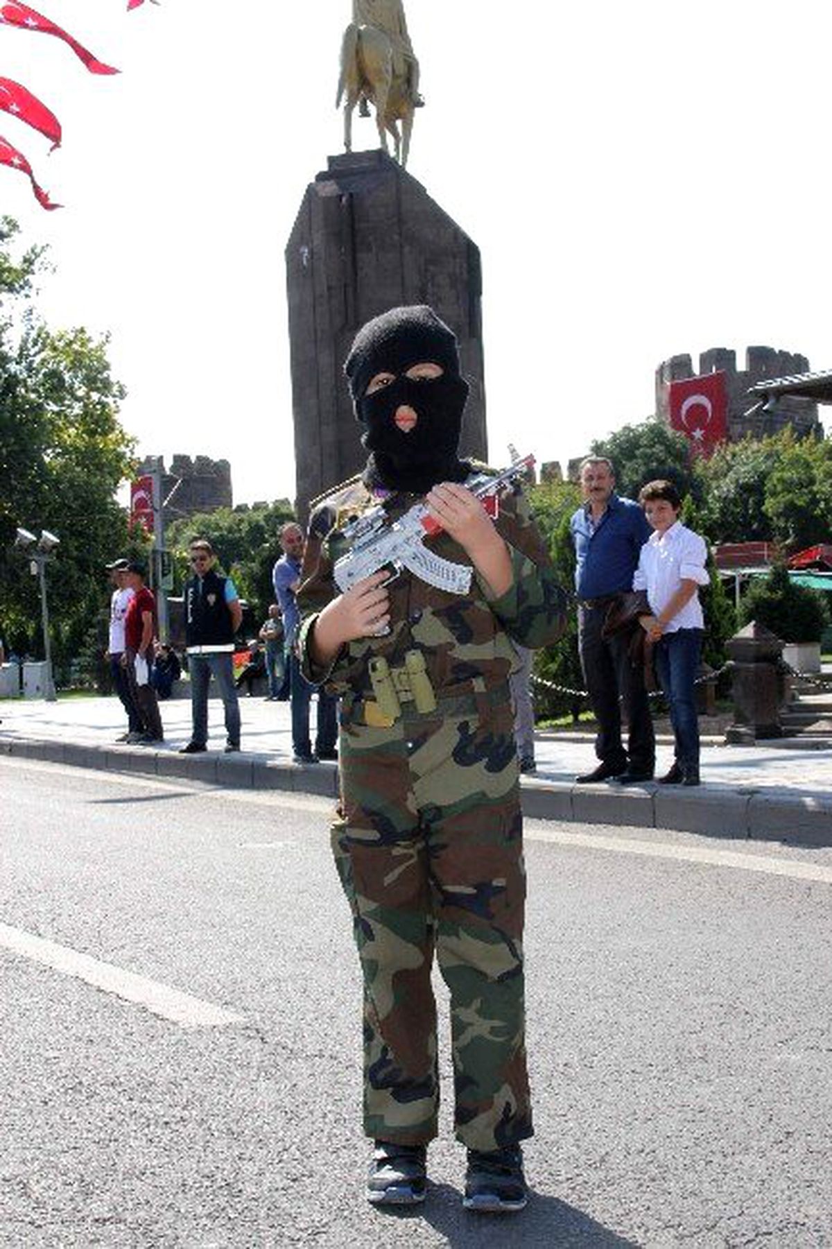 Kar Maskeli 8 Yaşındaki Kerem Törende Dikkat Çekti