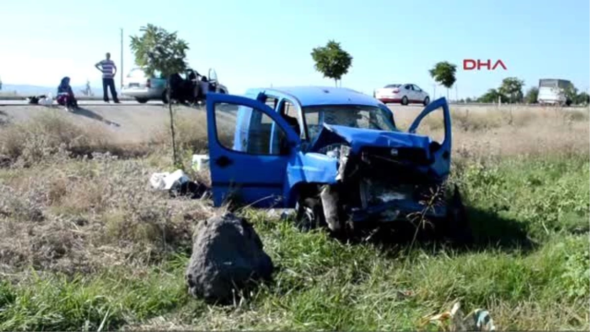 Manisa Kula\'da Otomobil Tarlaya Uçtu: 1 Ölü, 3 Yaralı