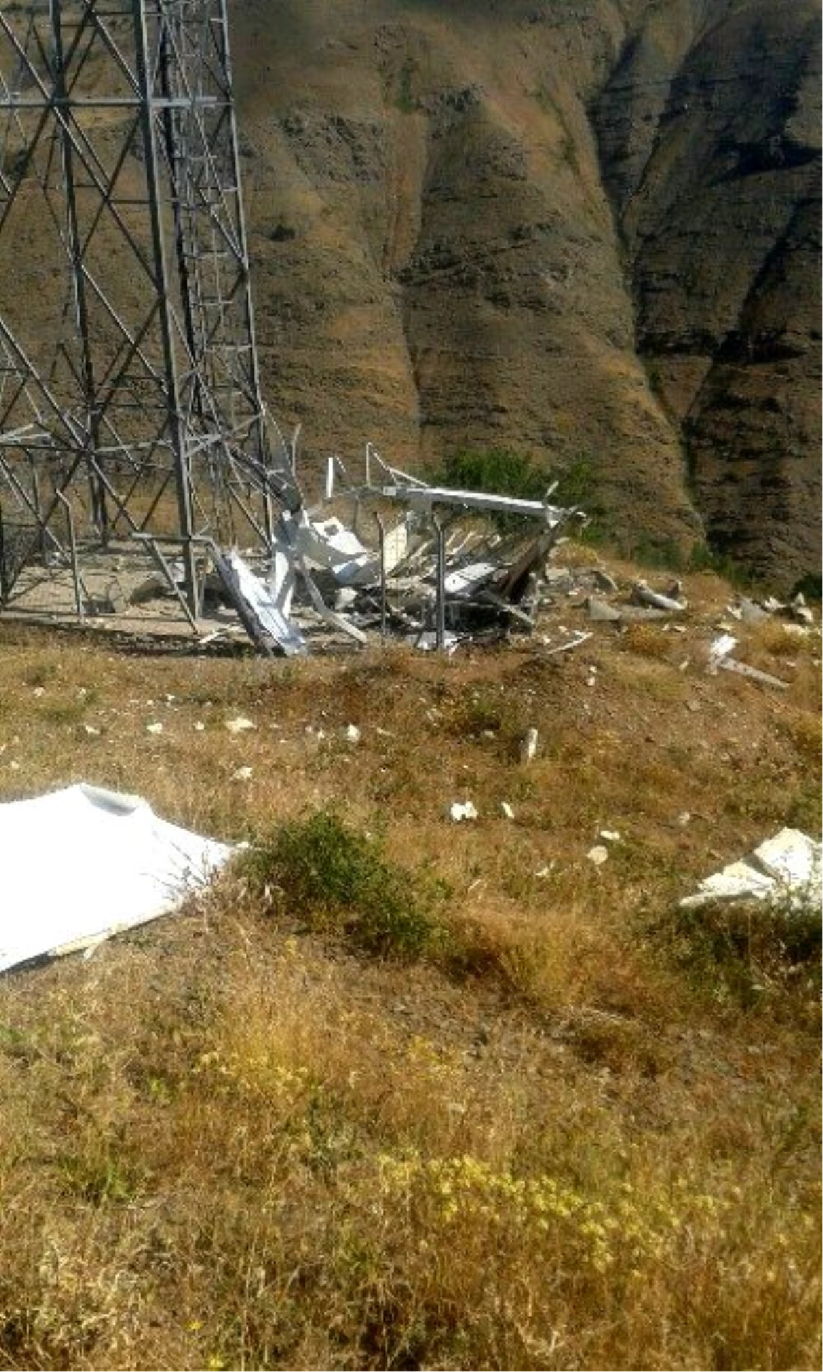 Pkk, Çatak\'ta Bir Gsm Baz İstasyonuna Düzenlediği Bombalı Saldırı Sonucu Bu Hale Geldi