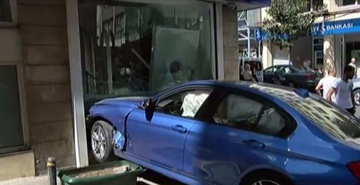 Şişli\'de Otomobil Bankaya Çarparak Durabildi