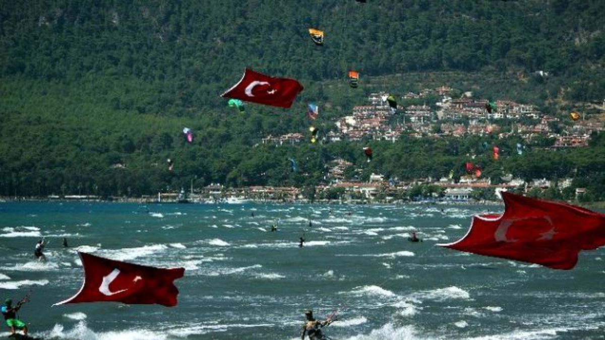 Sörfçüler 30 Ağustos\'u Denizde Kutladı