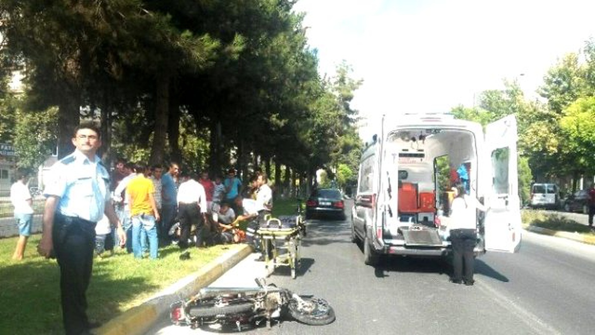 Tekerleği Patlayan Motosiklet Otomobile Çarptı: 1 Yaralı