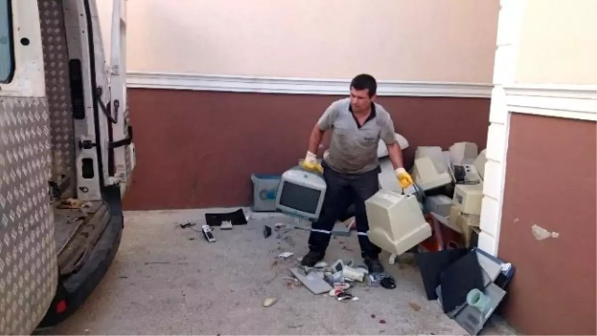 Zübeyde Hanım Lisesi\'nden 1 Tonluk E-atık Desteği