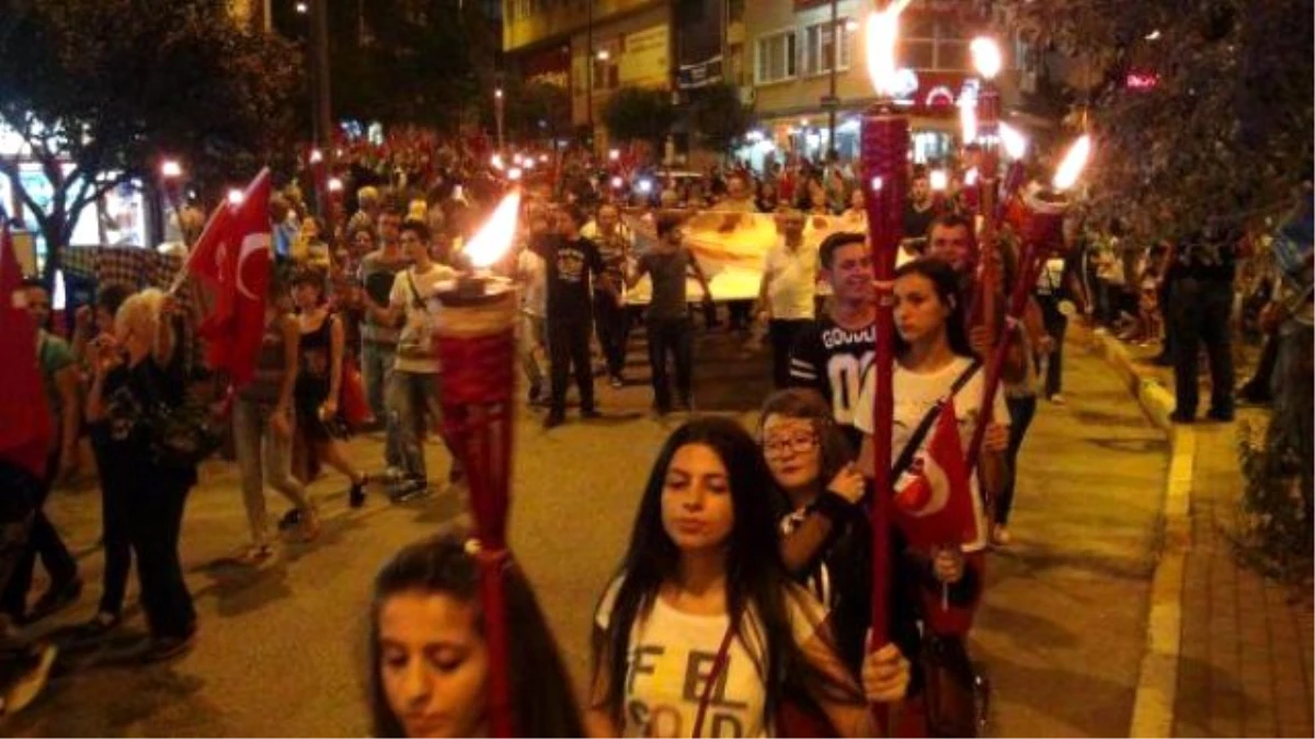 30 Ağustos Zafer Bayramı\'nda \'Fener Alayı ve Teröre Lanet\' Yürüyüşü