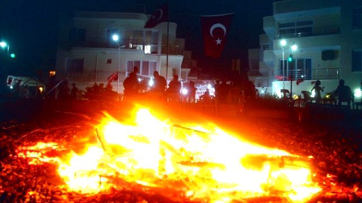 30 Siteden Havai Fişekli Zafer Kutlaması
