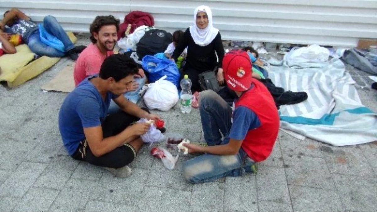 Binlerce Suriyeli Mülteci Almanya\'ya Gitme Mücadelesi Veriyor