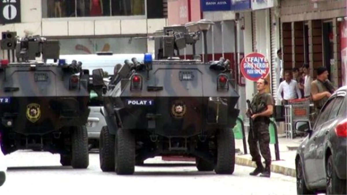 Cizre Belediyesi\'ni Teftiş Eden Müfettişleri Koruyan Polise Silahlı Saldırı: 1\'i Polis, 2 Yaralı-...