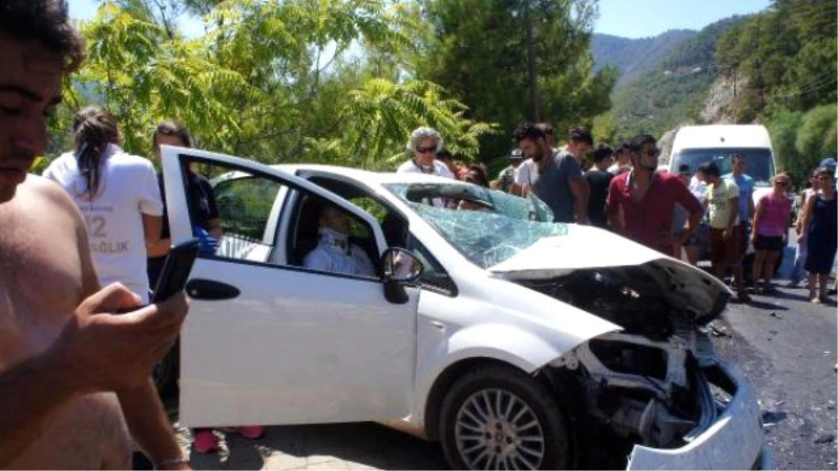 Ehliyetsiz Sürücü Karşı Şeride Geçti: 3 Yaralı