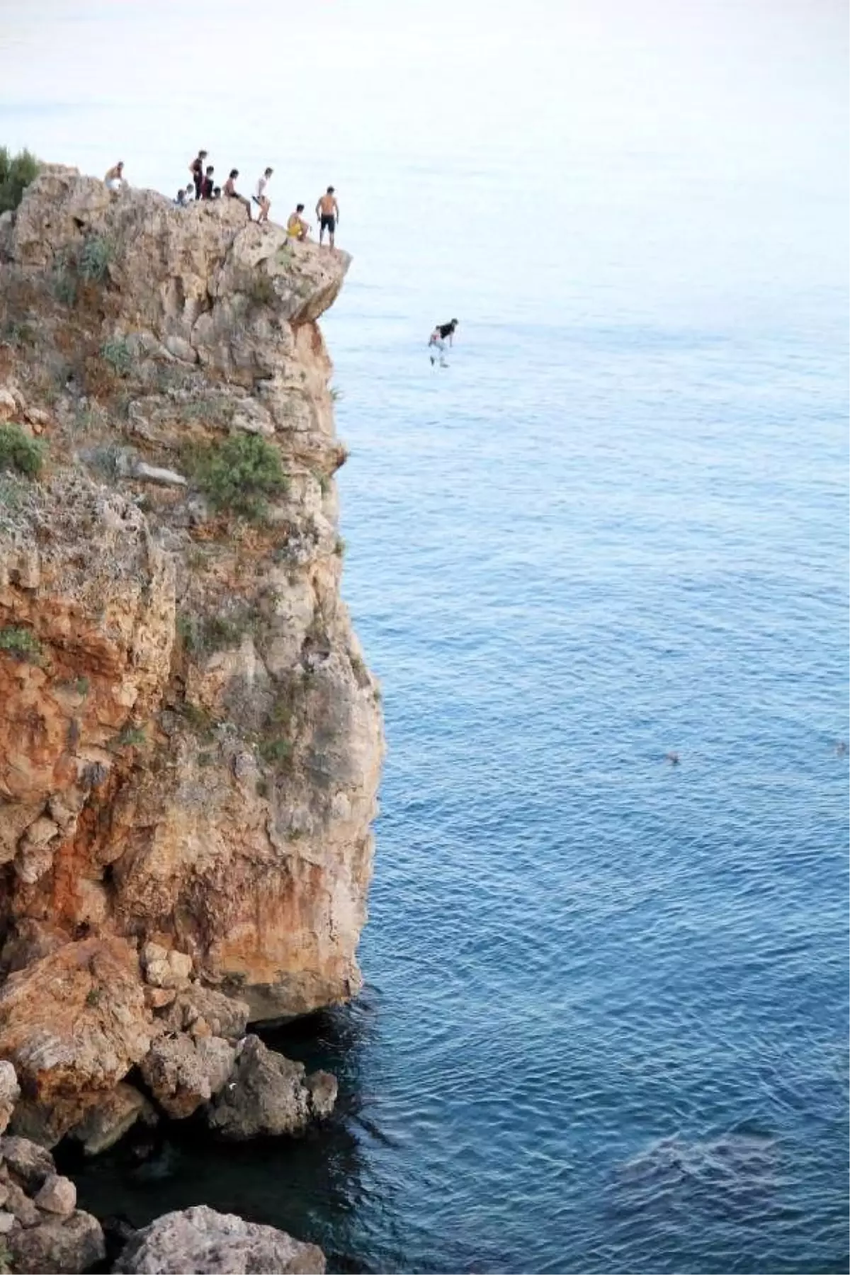 Antalya\'da Serinlemek İsteyen Gençler Metrelerce Yükseklikten Atlıyor