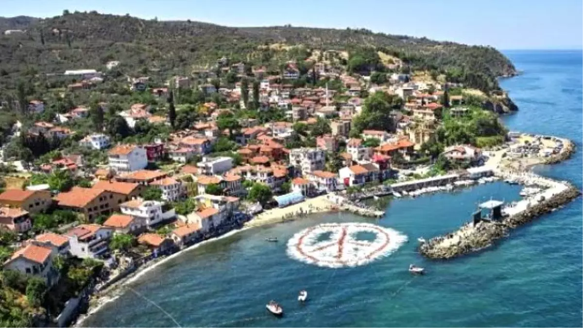 Floating Human Peace Sign İn Marmara Sea Breaks Guinness Record