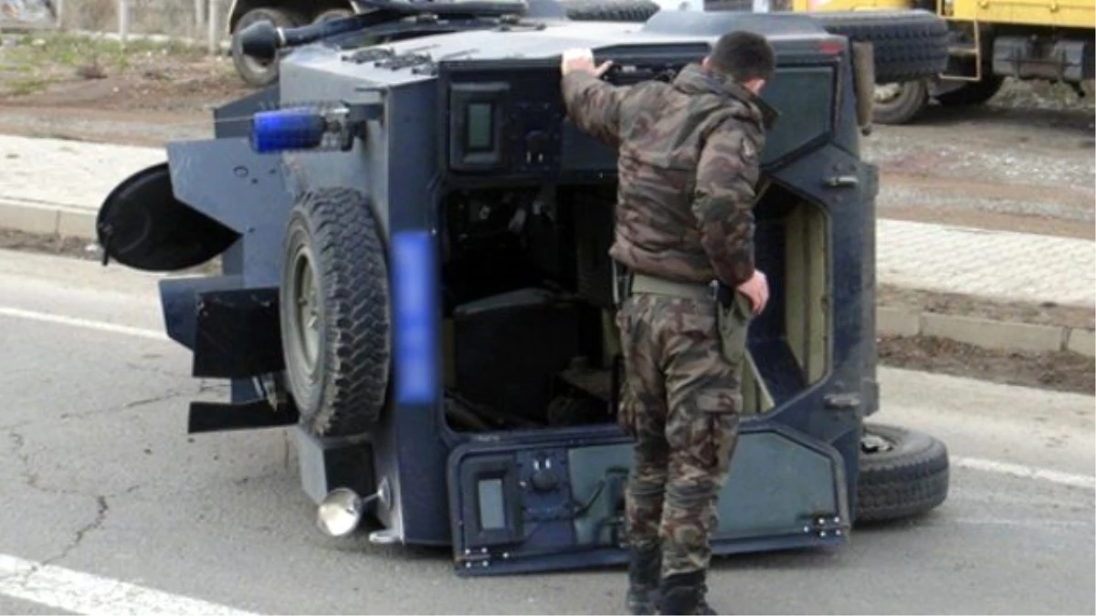 Freni Boşalan Zırhlı Araç, Önündeki Zırhlı Araca Çarptı: 4 Asker Yaralı