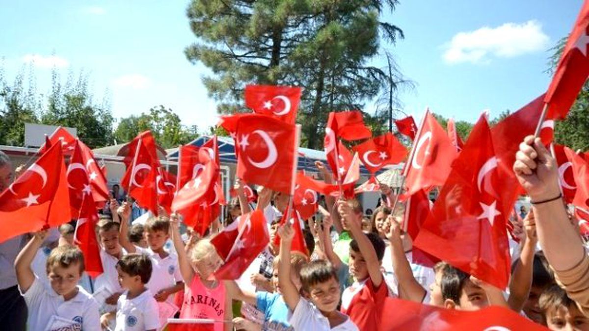 Gönen\'deki Sertifika Töreninde Bayrak Şöleni
