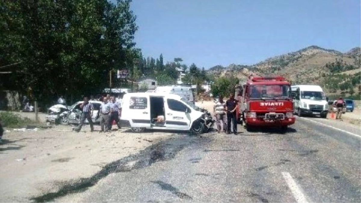 Hafif Ticari Araç ile Otomobil Çarpıştı: 1 Ölü, 3 Yaralı