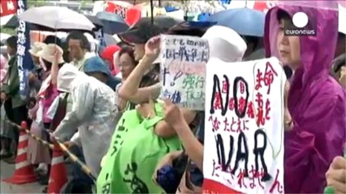 Japonya\'da On Binlerce Kişi Savaş Karşıtı Gösteride Buluştu