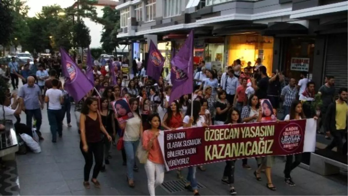 Kadınlar "Özgecan Yasası" İçin Yürüdü