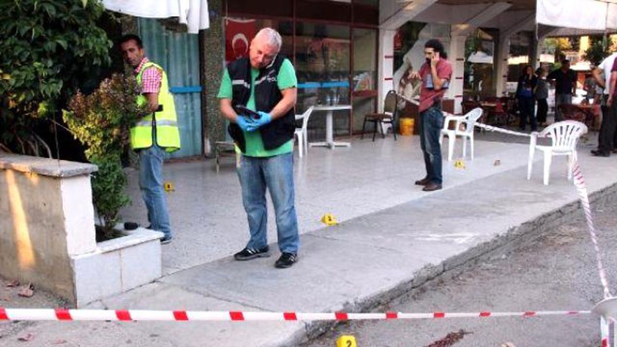 Kahvehanede Otururken Cinnet Getirdi, 2 Kişiyi Öldürdü