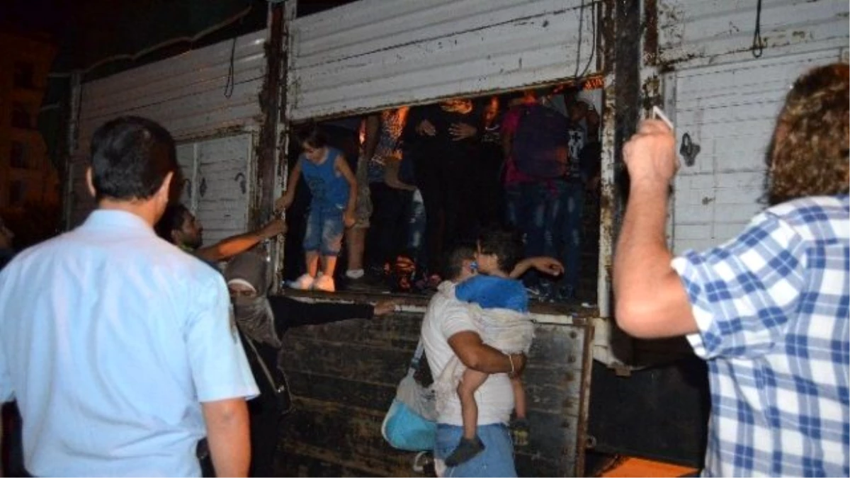 Kamyon Kasasında 115 Kaçak Göçmen Yakalandı