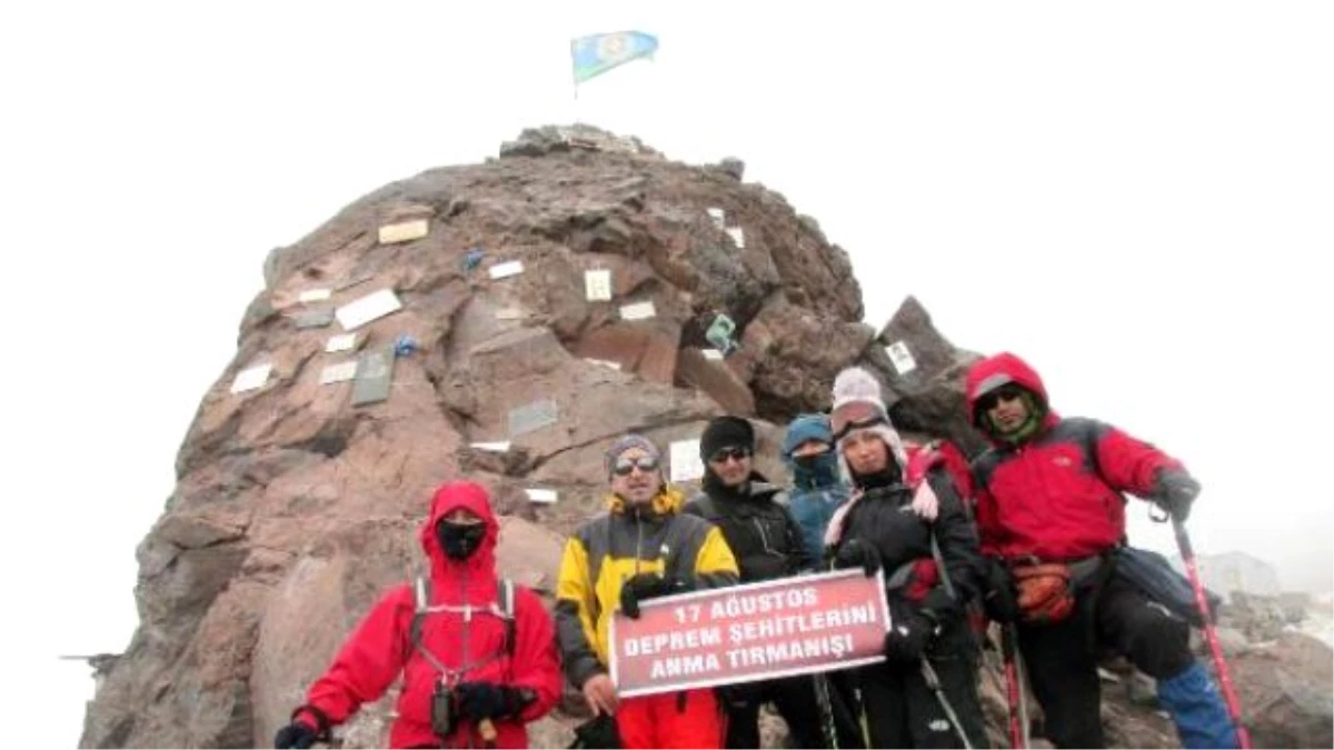 Kocaelili Dağcılar, Deprem Şehitleri Anısına Elbruz Dağı\'na Tırmandılar
