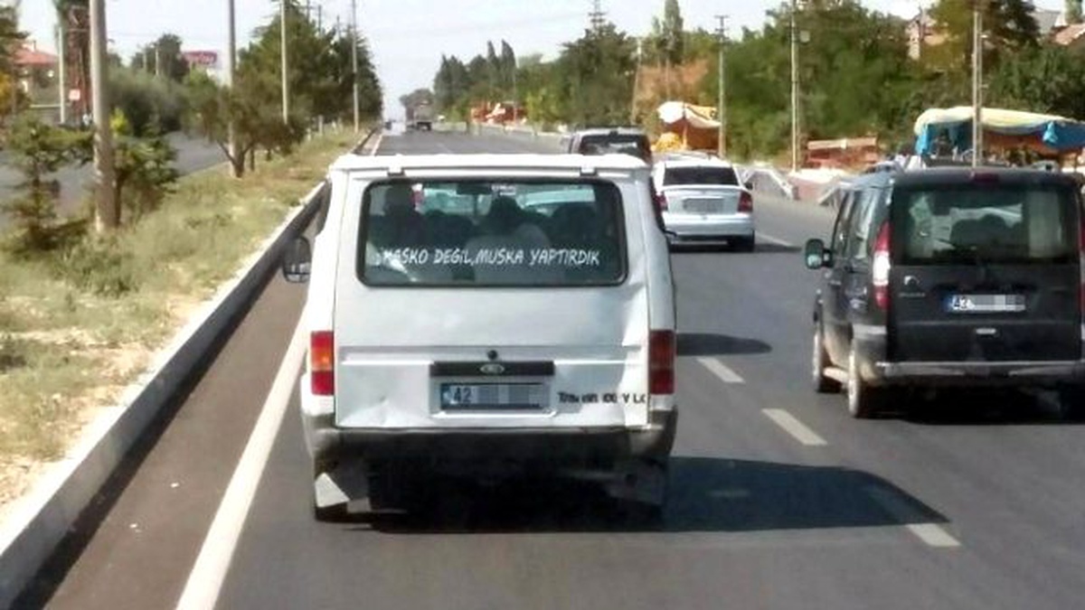 Minibüsün Camında "Kasko Değil Muska Yaptırdık" Yazısı