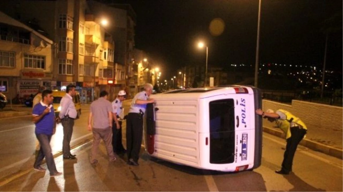 Sinop\'ta Polis Otosu Devrildi: 1 Polis Yaralı