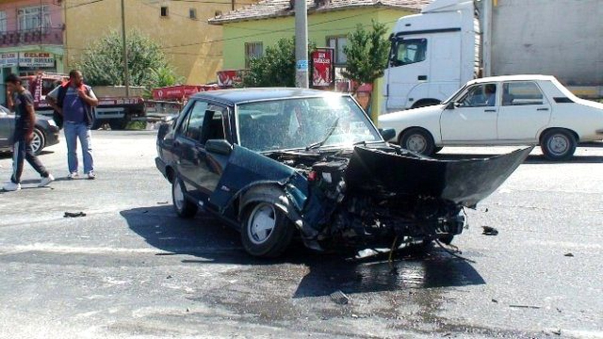 Tır\'ın Otomobille Çarpışması Güvenlik Kamerasında