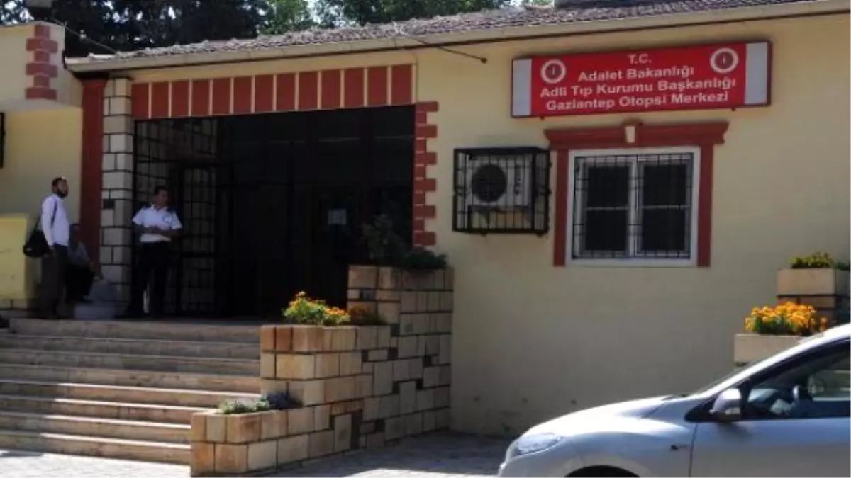 Yakınları, Baba ve 2 Oğlunun Cenazelerini Bekliyor