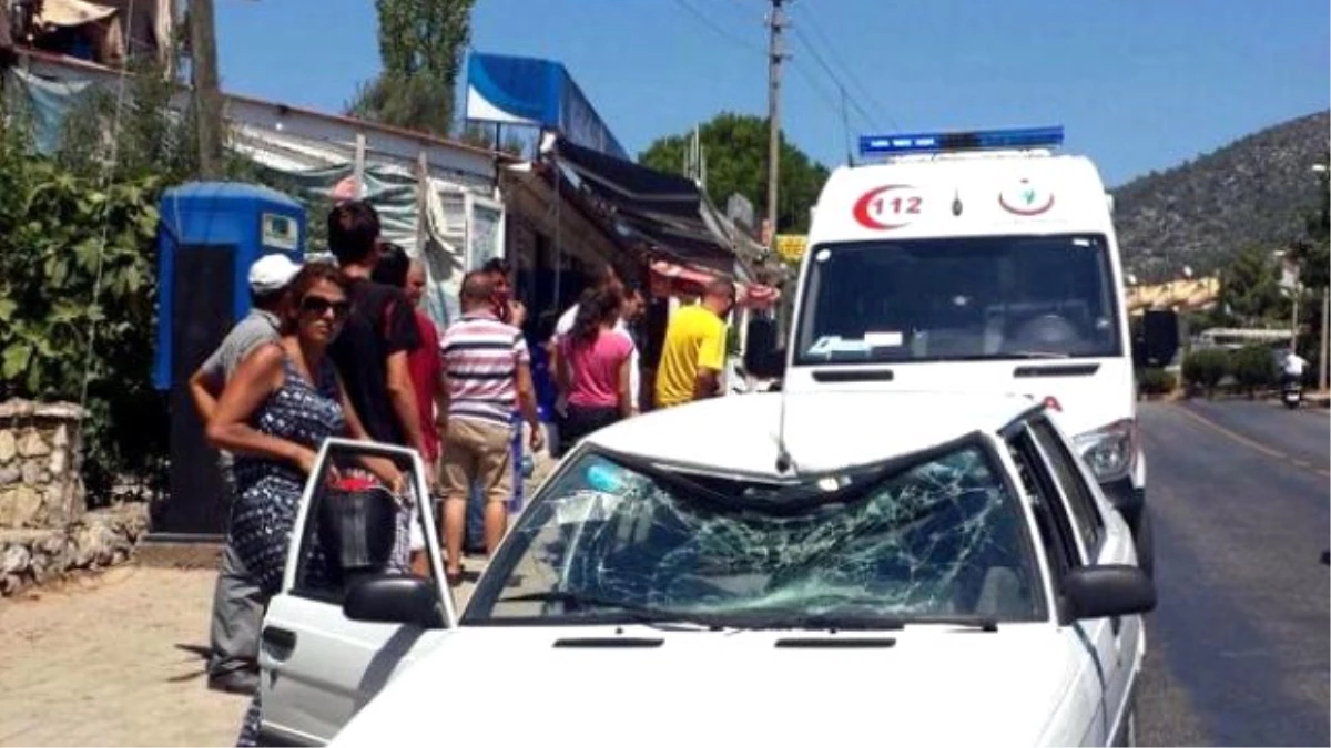 Yolun Karşısına Geçerken Otomobil Çarpan Turist Yaralandı