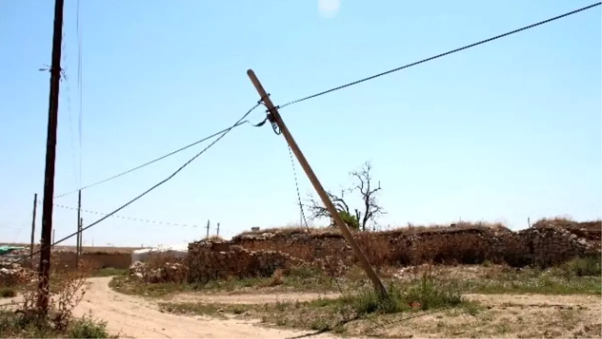 Yunak\'ta Telefon Direkleri Tehlike Saçıyor