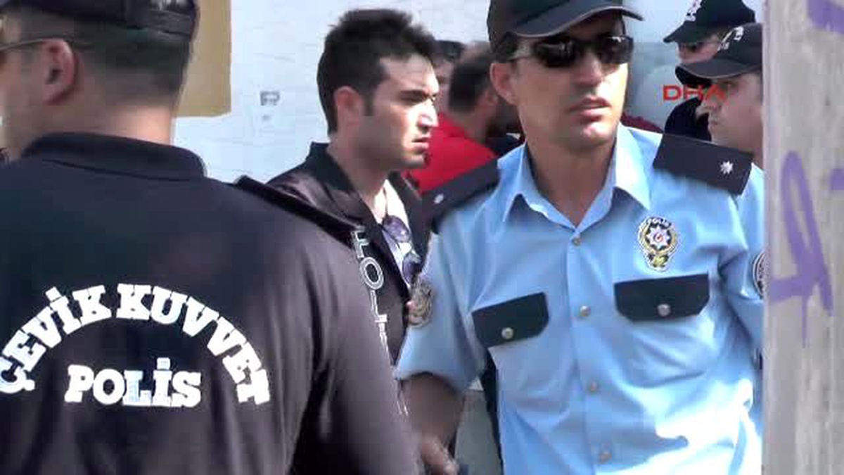 Zonguldak Kömürspor Maçında Taraftar ile Polis Arasında Arbede