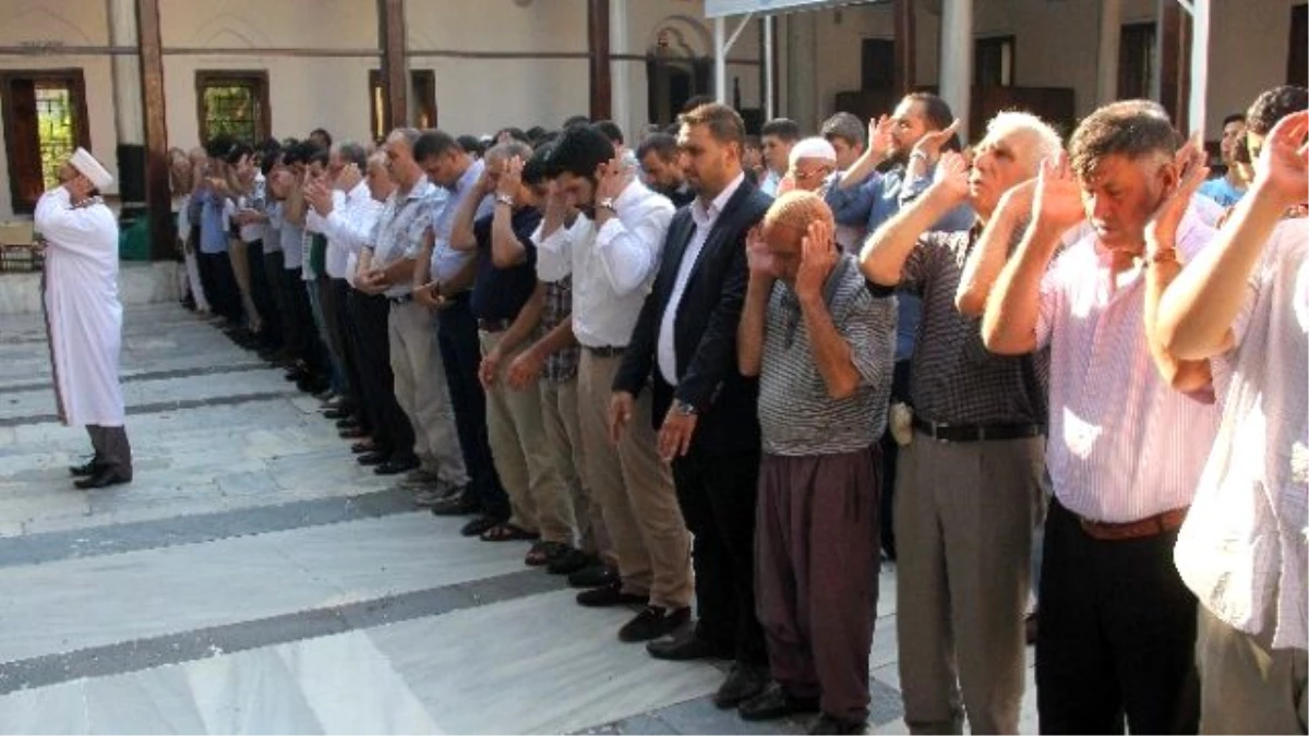 AK Parti Gençlik Kolları Şehitler İçin Gıyabi Cenaze Namazı Kıldı