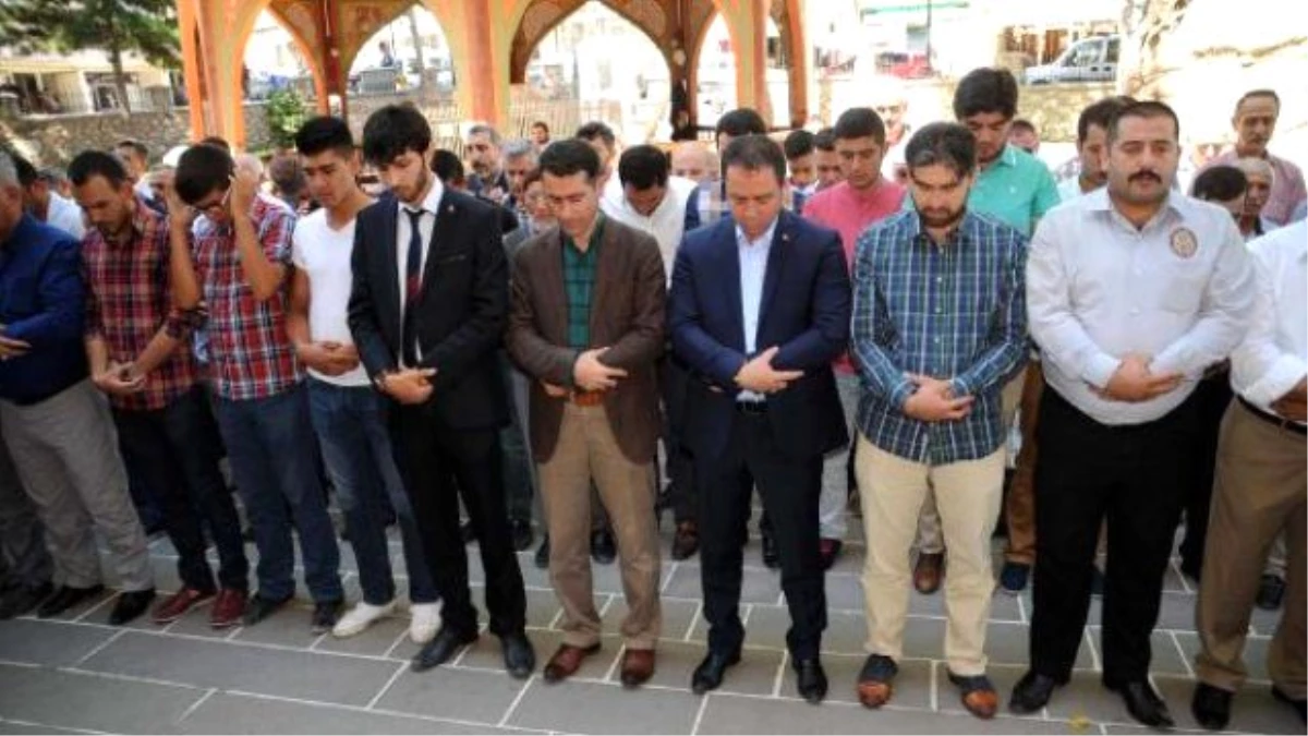 Ak Partili Başkan İçin Sivas ve Tokat\'ta Gıyabi Cenaze Namazı Kılındı